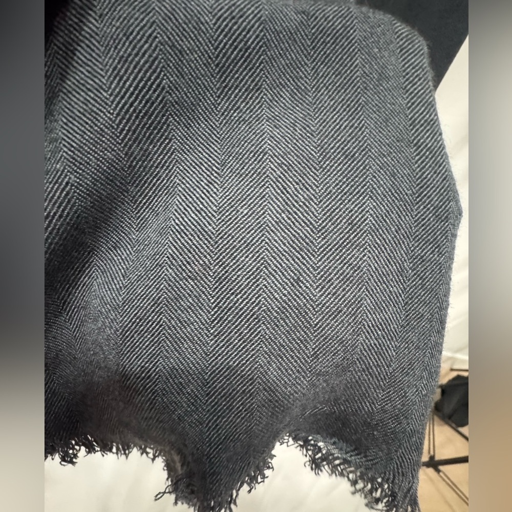 H&M Charcoal Viscose Fringe Scarf — Soft Lightweight Herringbone Wrap Unisex - Picture 5 of 6